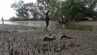 Detik-detik kamera terjatuh saat mancing dibawah kolom jembatan