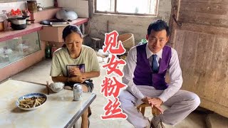 女粉丝见小勇有说又笑，看建鹏一脸好无奈【广西四炮】