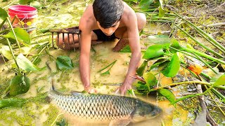 Primitive Fishing In Flood Water | Primitive Technology | Primitive Fish Hunters #fishing #shorts