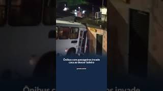 Os passageiros de um ônibus tiveram um grande susto na noite desta segunda-feira (13)