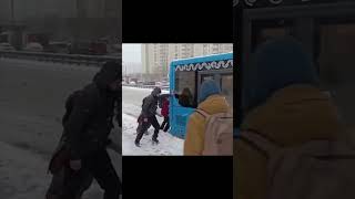 Пассажиры толкают застрявшие автобусы в Москве (подборка)