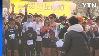 민소매·반바지 입고 마라톤 나선 시민들...\