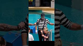 The mime Tom wetting the child 😭😂🤣 Tom the mime #tomthemime #seaworldmime #seaworldorlando