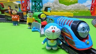 きかんしゃトーマスが高速スピードでドラえもんを運ぶよ！ジャイアンとのび太君もいるよ！