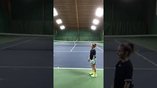 TENNISÖVNINGAR med ServeMaster - tennistränare Martin Lager övar serve med Vega, här övning med kast