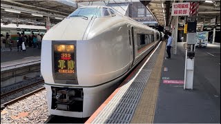 JR東日本651系1000番台OM207編成が特急草津号として大宮駅を発車するシーン