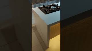 Cooktop na bancada de Porcelanato. Gostou? Acompanhe  a colocação no nosso canal.