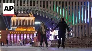 Russians skate at Moscow's largest winter ice rink