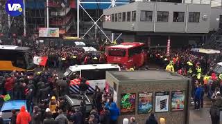 Aankomst spelersbus Ajax bij De Kuip