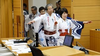 踊る！郡上市議会　市議も市幹部も浴衣姿で