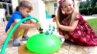 डायना और रोमा आश्चर्य खिलौने पर बहस करते हैं Kids learn how to compromise and share toys