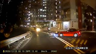 [車CAM直擊] 小路讓線唔讓直出😱 直炒落電單車💥 睇見都痛😰