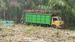 Evakuasi truk umplung sampai hampir terguling