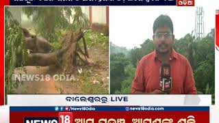 ବାଲେଶ୍ବରରେ ‘Cyclone Titli’ ର ପ୍ରଭାବ | ଗଛ ଭାଙ୍ଗି ରାସ୍ତା ଅବରୋଧ, ଉଡ଼ିଲା ଛପର | News18 Odia