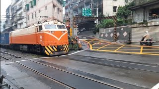 瑞芳逢甲路平交道11:37分拍攝7504次E322單電頭+數節平車貨櫃貨列+一守車