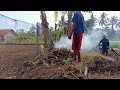 asyiknya suasana gotong royong di sawah membuat drainase