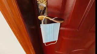 I didn’t expect that hanging a disposable mask on the door handle would be so useful and solve many