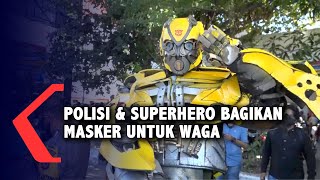 Mantap! Polisi dan Superhero Bagikan Masker pada Warga Makassar