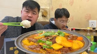 【胖子阿谦】大连超好吃驴肉馆，特色干锅驴排，红烧驴杂，大蒸饺一口一个，香