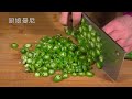 把黄豆倒入滚烫的油锅中瞬间变成经典美食做1次吃半年下饭