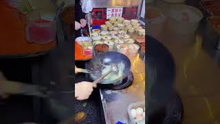 The process of setting up a stall to do business fried rice and fried noodles is very popular