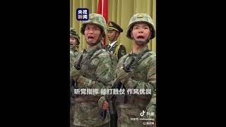 这一幕好温馨！兵哥哥拉练返回途中偶遇敬礼的小女孩，上前和小女孩互动。网友：“小可爱”遇上“大可爱”！