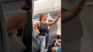¿Vio un alien? Mujer se paraliza en vuelo de American Airlines al ver algo que n