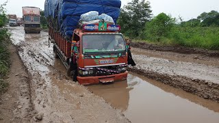 salute this driver 🤔😱 Struggling to the driver mud road😱फस गया ट्रक |😱