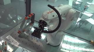 KUKA ready2_educate cella, KR3 Agilus robot munkában, Ipar Napjai, v180515-1-059