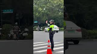 兔子警官在认真维护交通#内容启发搜索#兔子警官#交警正能量#平安出行#内容启发搜索#兔子警官#