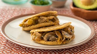 Gorditas Rellenas de Hongos en Salsa Verde