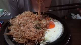 [頑固おやじの一人飯]サッポロ一番縁日の焼そば 目玉焼き花かつおマヨネーズうまうまです。