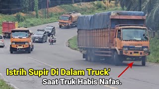 Istrih Supir Truck Di Dalam Truck Saat Truck Habis Nafas Di Bukit Kodok. Traler muatan Berat nanjak.