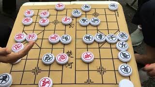 黑棋小伙几招绝杀老大爷，残局行云流水，公园少有对手