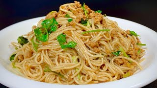 Many people love to eat noodles. The chef cooks cold noodles, which are firm and smooth