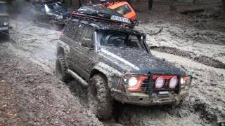 Nissan Patrol vs Suzuki vitara deep mud off-road 4x4