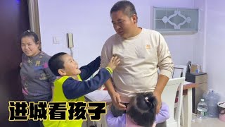 苹果发完进城看孩子，一进门大龙就被团团抱住，太幸福了！