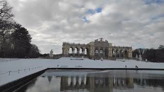 Gloriette Schlosspark Schloss Schönbrunn Wien Rundgang Spaziergang Winter Schnee Garten Park Reise