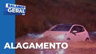 Com tempestade, avenida de Curitiba vira uma piscina; motoristas arriscam passar pelo alagamento