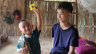 The orphan boy's great joy when his brother bought him toys. Ly Tieu Quy