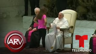 Niña sorprende al Papa cuando sube al escenario sin permiso | Al Rojo Vivo | Telemundo