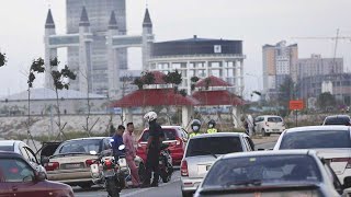 Orang ramai ingkar PKPB, bersantai di Pantai Miami di Kuala Nerus, Terengganu