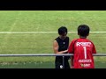 子どもにユニフォームをプレゼントする小野瀬康介選手