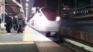 夜の新橋駅ホームを通過する上野東京ライン常磐線上り特急ひたちE657系