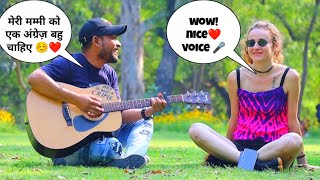 अंग्रेज लड़की👧 को हिंदी गाना सुनाकर किया ♥️ impress |Amazing reaction☺️with 🎸|Sadakchhaapsinger