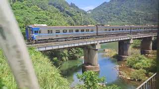 4151次蘇澳發車經由宜蘭線開往樹林的單組EMU500型四輛一編組EMU511區間車，(猴硐站瑞芳站路程景)，和4178次樹林發車經由宜蘭線開往蘇澳的八輛二編組EMU500型區間車