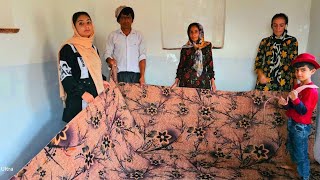 Shaukat painting the walls: Asghar's mother next to the sick Amir 🤒👵\