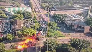 小型機が主要道路に墜落し2人死亡、6人負傷　ブラジル・サンパウロ