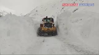 Yüksekova'da köy yoluna düşen çığ temizlendi