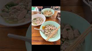 ร้านก๋วยเตี๋ยวหมูนายโด่ง เดอะเบสจริงค่ะ เครื่องจุกๆ อร่อย สะอาด จุใจ อยู่ชลประทานจ้า พิกัด หลังไมค์